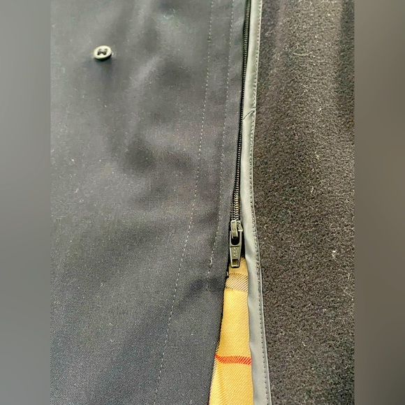 Stylish Burberry long trench coat with removable liner. - Picture 12 of 16